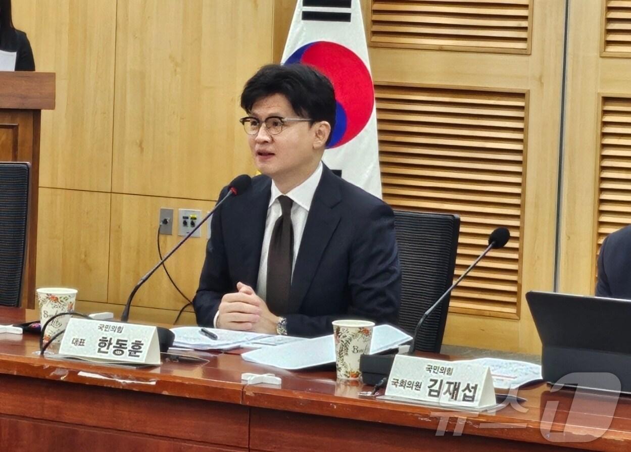 본문 이미지 - 한동훈 국민의힘 대표가 28일 국회에서 열린 디지털자산연구회 주최 &#39;STO 포럼 조찬 간담회&#39;에 참석해 축사하고 있다.