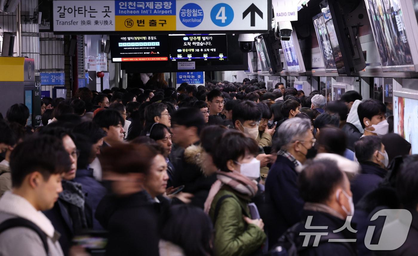 본문 이미지 - 서울 지하철 1호선 서울역 탑승장이 출근길 이용객들로 붐비고 있다. 2024.11.28/뉴스1 ⓒ News1 김성진 기자
