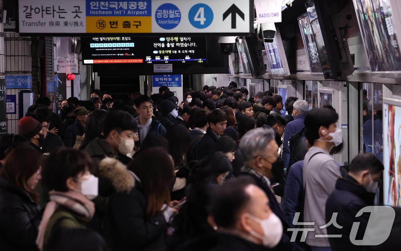 본문 이미지 - 수도권 지역에 대설특보가 발효된 28일 서울 지하철 1호선 서울역 탑승장이 출근길 이용객들로 붐비고 있다.  ⓒ News1 김성진 기자