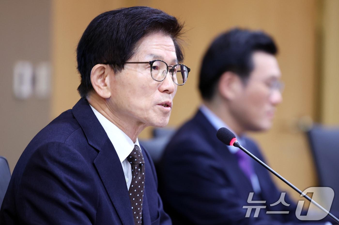 본문 이미지 - 김문수 고용노동부 장관이 28일 오전 서울 중구 서울고용노동청에서 열린 공공운수노조 파업 대응 긴급 전국기관장 회의에서 모두발언을 하고 있다. 2024.11.28/뉴스1 ⓒ News1 황기선 기자