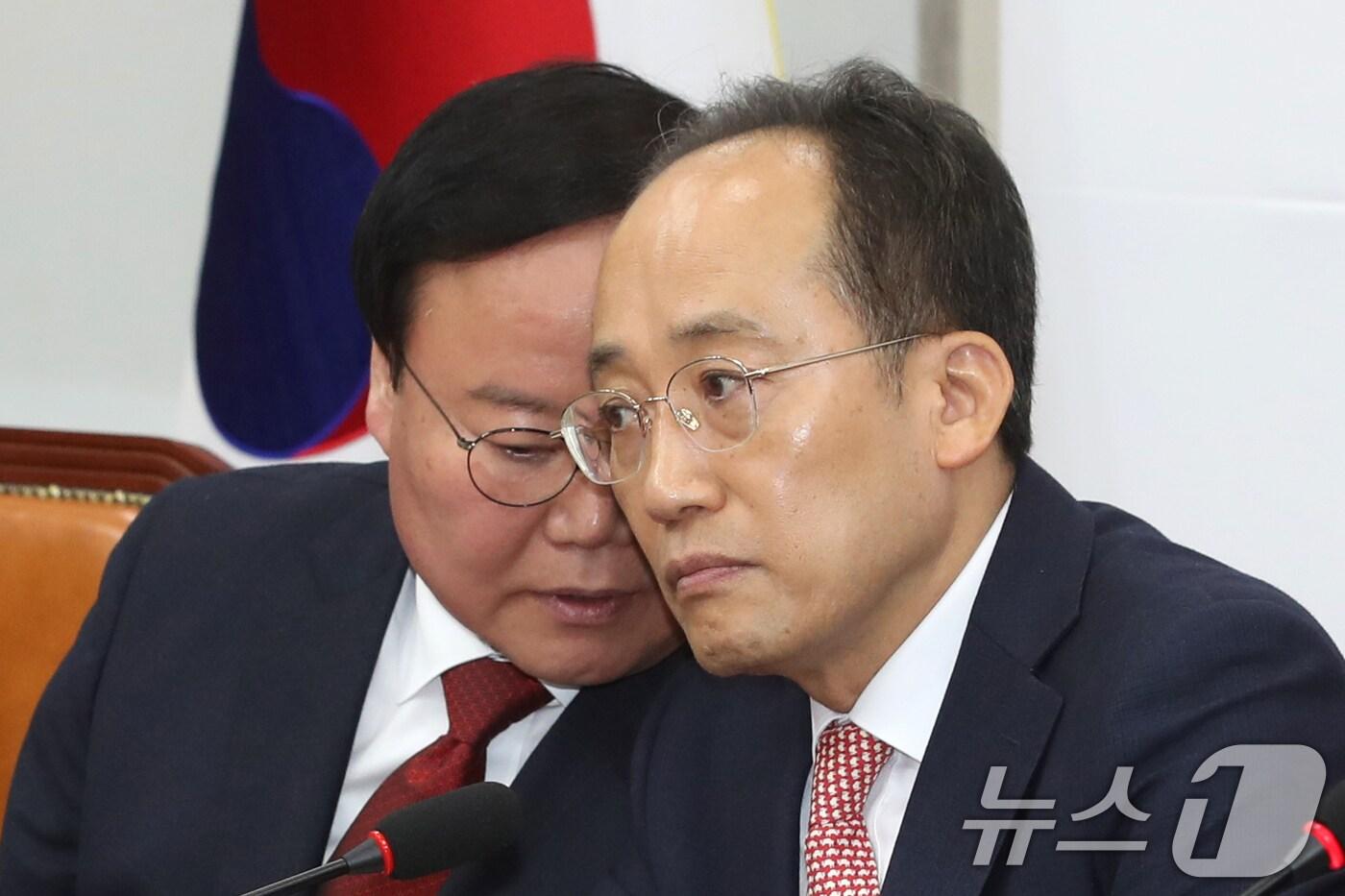 본문 이미지 - 친윤계로 분류되고 있는 추경호 국민의힌 원내대표와 김재원 최고위원이 지난달 28일 오전 서울 여의도 국회에서 열린 최고위원회의에서 대화하고 있다. 2024.11.28/뉴스1 ⓒ News1 이광호 기자