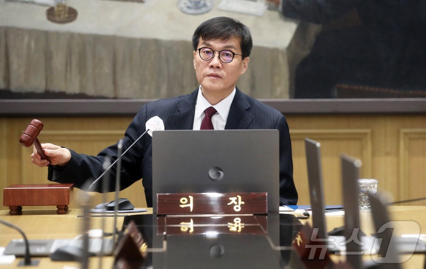 본문 이미지 - 이창용 한국은행 총재가 28일 서울 중구 한국은행에서 열린 금융통화위원회를 주재하며 의사봉을 두드리고 있다. 2024.11.28/뉴스1 ⓒ News1 오대일 기자