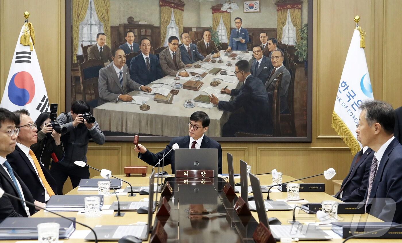 본문 이미지 - 이창용 한국은행 총재가 28일 서울 중구 한국은행에서 열린 금융통화위원회를 주재하며 의사봉을 두드리고 있다. 2024.11.28/뉴스1 ⓒ News1 오대일 기자