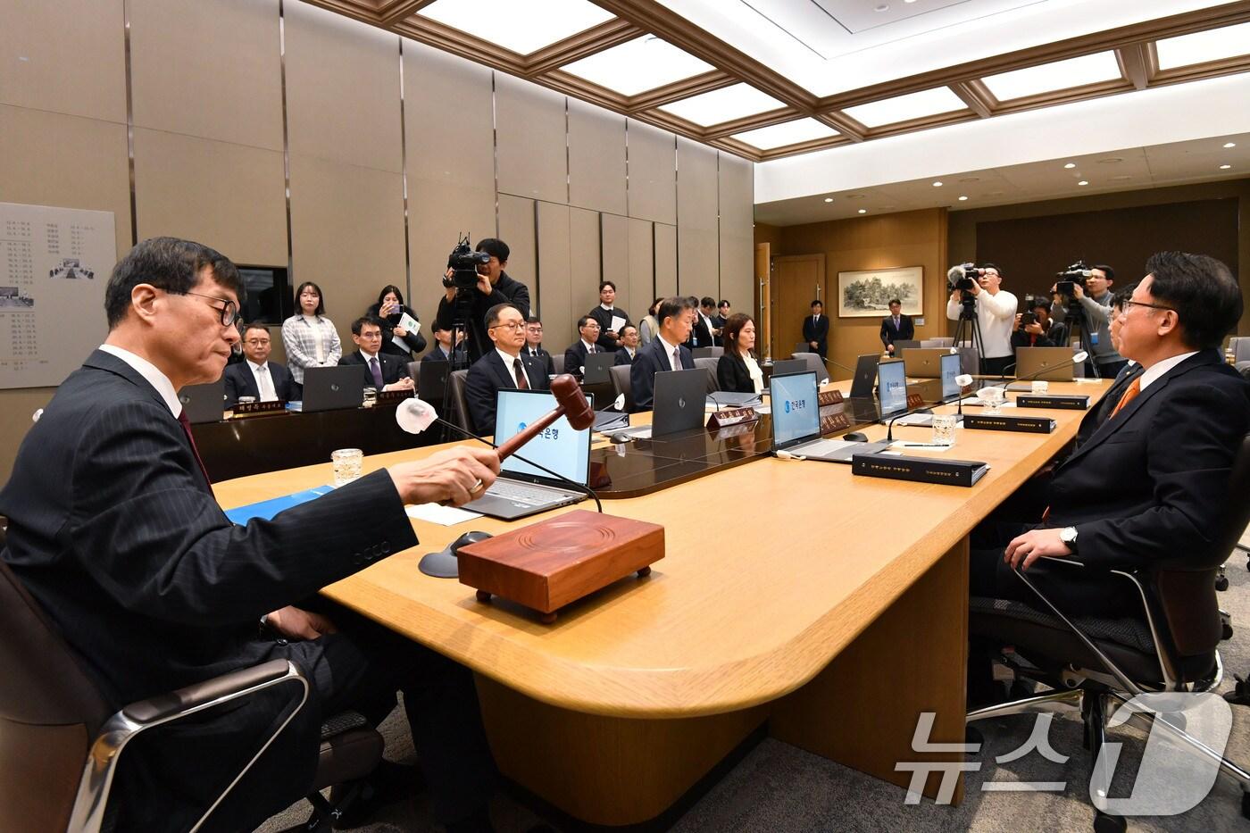 본문 이미지 - 이창용 한국은행 총재가 28일 오전 서울 중구 한국은행에서 열린 금융통화위원회에서 의사봉을 두드리고 있다. 2024.11.28/뉴스1 ⓒ News1 사진공동취재단