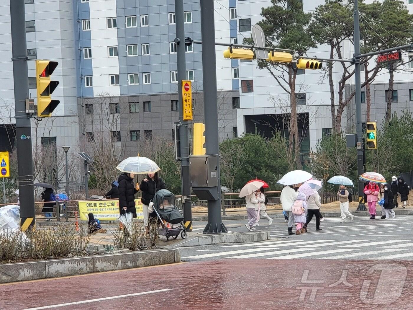 본문 이미지 - 올해 초 강원 원주시 지정면 기업도시 샘마루초교 앞 등하굣길 자료 사진. (뉴스1 DB)