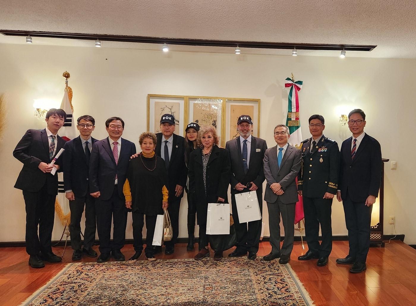 본문 이미지 - 백승주 전쟁기념사업회장 등 전쟁기념사업회 대표단과 허태완 주멕시코대한민국대사, 김용욱 국방무관, 참전용사 유족들이 기부금 전달식에서 기념사진을 찍고 있다.(전쟁기념사업회 제공)