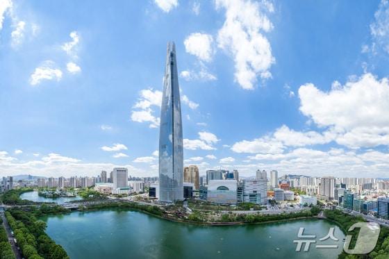 본문 이미지 - 롯데월드타워 전경(롯데 제공)