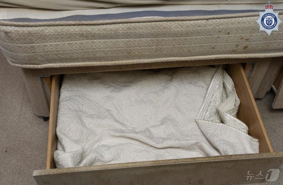 본문 이미지 - 영국 여성이 3년간 딸을 가둔 서랍. (사진은 체셔 경찰서 홈페이지 갈무리)