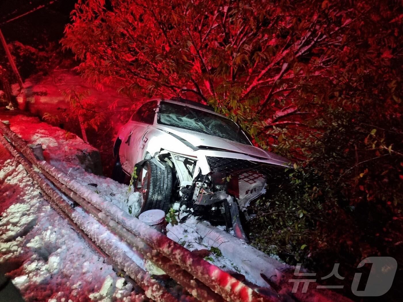 본문 이미지 - 진천군 빙판길 차량 단독사고(충북소방본부 제공).2024.11.28/뉴스1 