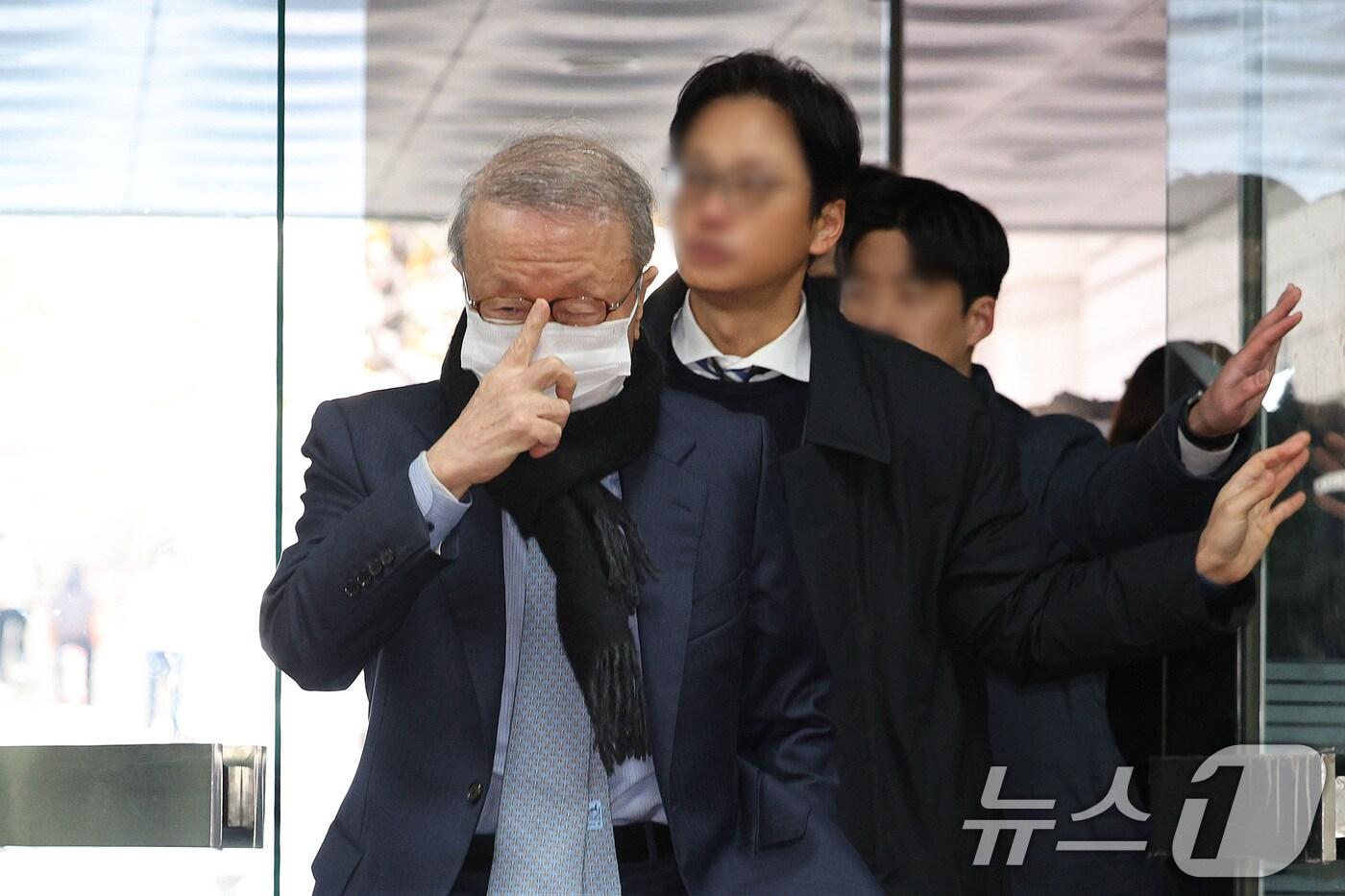 본문 이미지 - 횡령·배임 혐의를 받는 홍원식 전 남양유업 회장이 28일 오전 서울 서초구 서울중앙지법에서 열린 구속 전 피의자 심문(영장실질심사)에 출석하고 있다. 홍 전 회장은 남양유업을 운영하면서 납품업체들로부터 거래 대가로 수십억 원을 수수하고, 인척이 운영하는 업체를 거래 중간에 불필요하게 끼워 넣어 회사에 100억 원대 손해를 끼친 혐의를 받는다. 2024.11.28/뉴스1 ⓒ News1 신웅수 기자