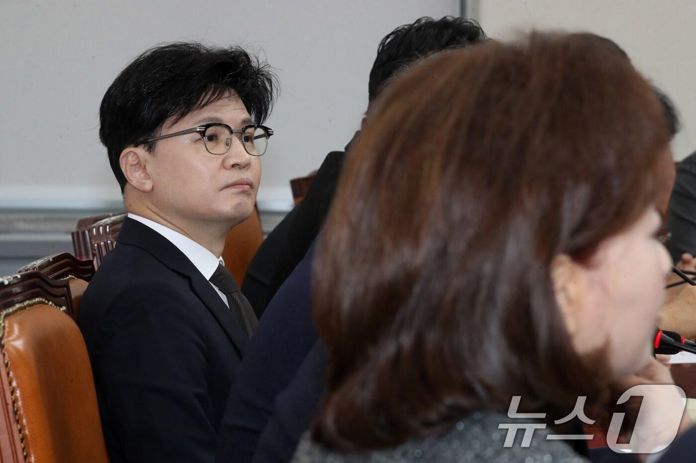 본문 이미지 - 한동훈 국민의힘 대표가 28일 오전 서울 여의도 국회에서 열린 최고위원회의에 참석해 생각에 잠겨있다. 2024.11.28/뉴스1 ⓒ News1 이광호 기자