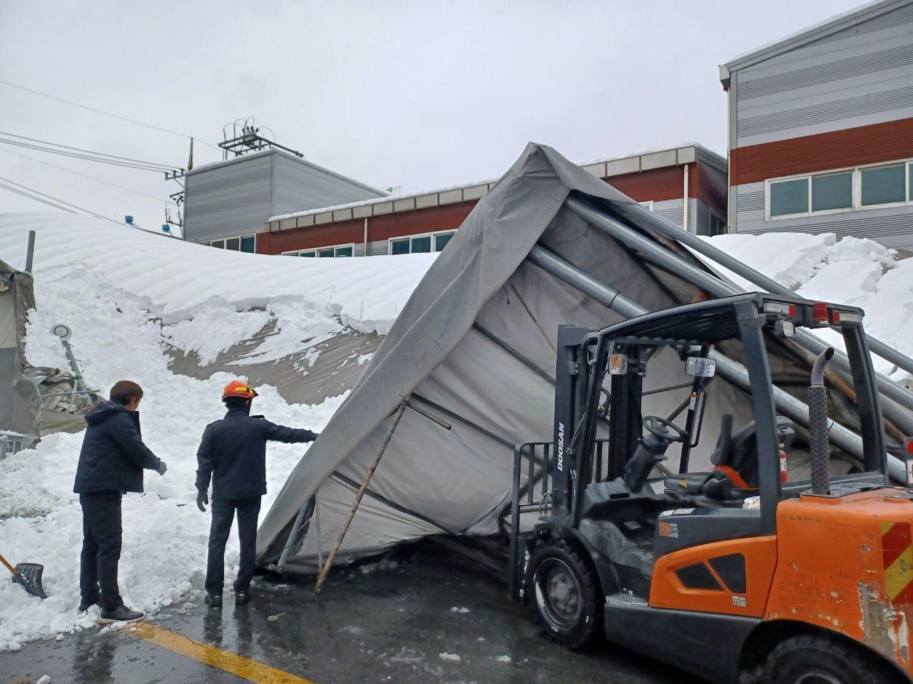 본문 이미지 - 28일 오전 9시 56분 경기 안산시 단원구 성곡동 금속가공 제조공장 내 알류미늄 도장 창고가 폭설로 붕괴되는 사고가 나 50대 남성 근로자가 다쳤다. 사진은 사고 현장. (경기도소방재난본부 제공) 2024.11.28/뉴스1