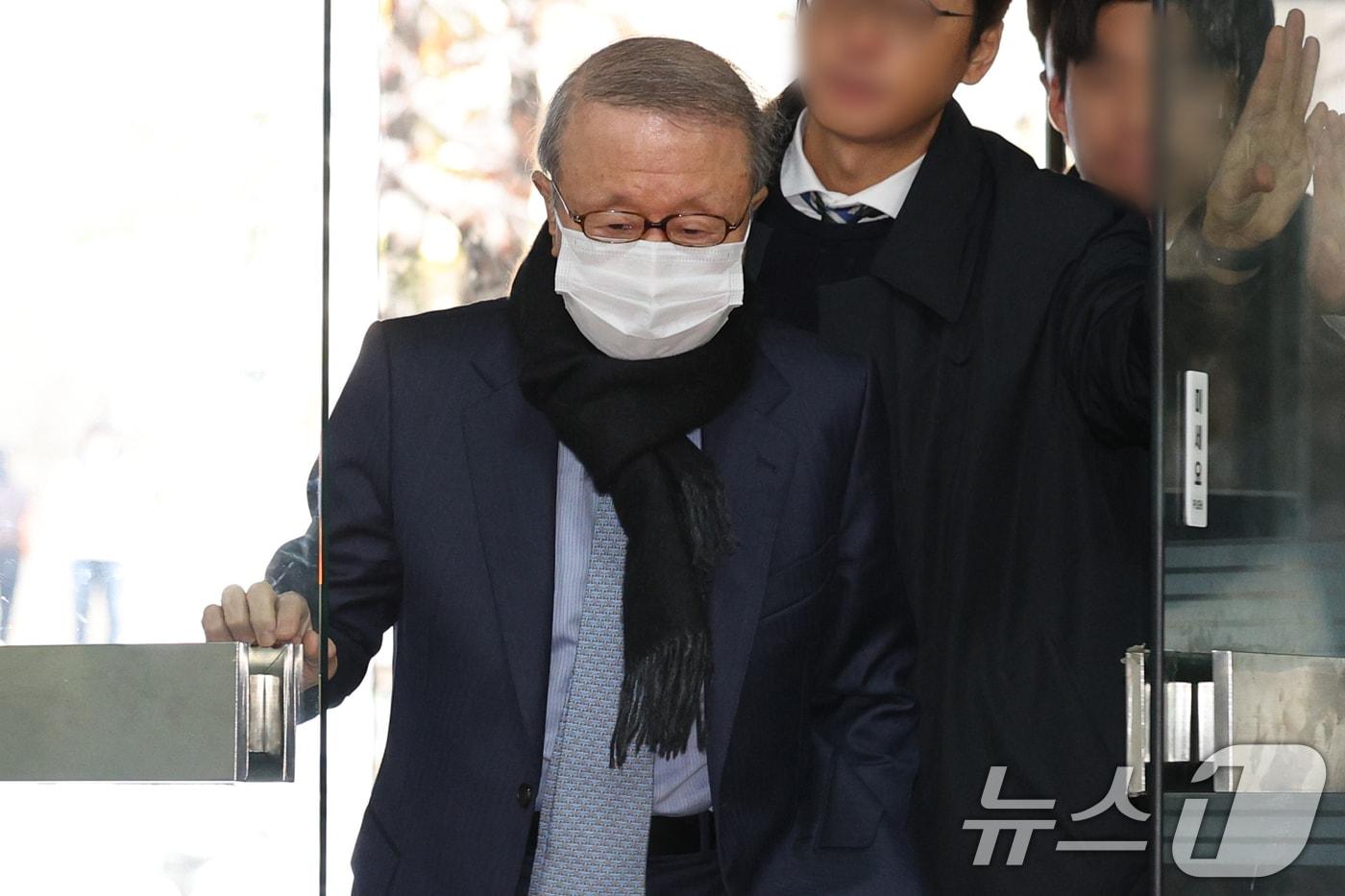 횡령·배임 혐의를 받는 홍원식 전 남양유업 회장이 지난해 11월 28일 오전 서울 서초구 서울중앙지법에서 열린 구속 전 피의자 심문(영장실질심사)에 출석하고 있다. 2024.11.28/뉴스1 ⓒ News1 신웅수 기자