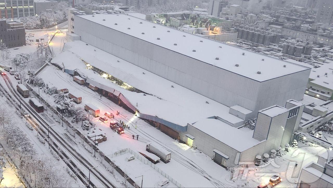 본문 이미지 - 28일 오전 6시38분쯤 경기 수원 장안구 정자동 SKC공장 내 물류창고에서 폭설로 인해 천장이 무너졌다. 다행히 인명피해는 없었다. &#40;경기도소방재난본부 제공&#41;2024.11.28/뉴스1