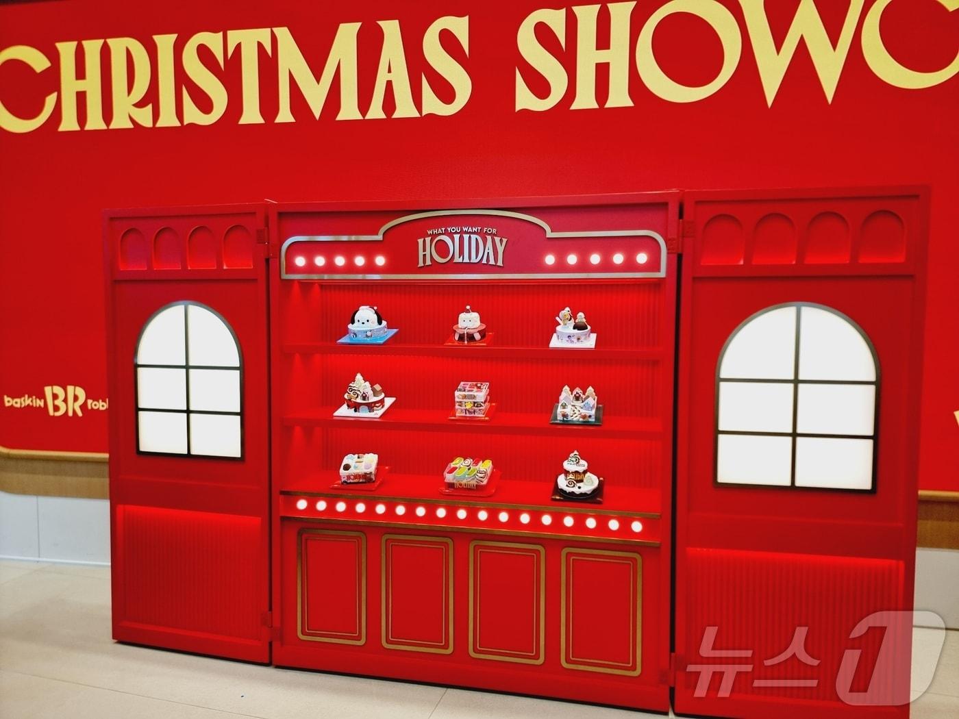 본문 이미지 - SPC배스킨라빈스는 28일 서울 강남구 워크샵 바이 배스킨라빈스 매장에서 2024 크리스마스 케이크 쇼케이스를 진행했다. ⓒ News1 이형진 기자