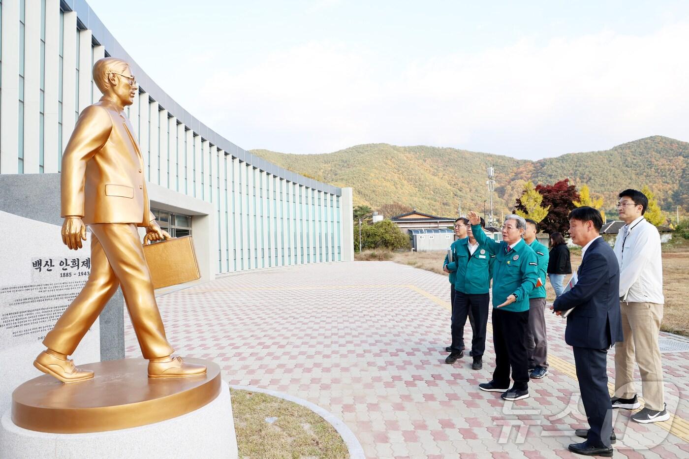 본문 이미지 - '백산 나라사랑 너른마당'의 안희제 선생의 동상(의령군 제공).