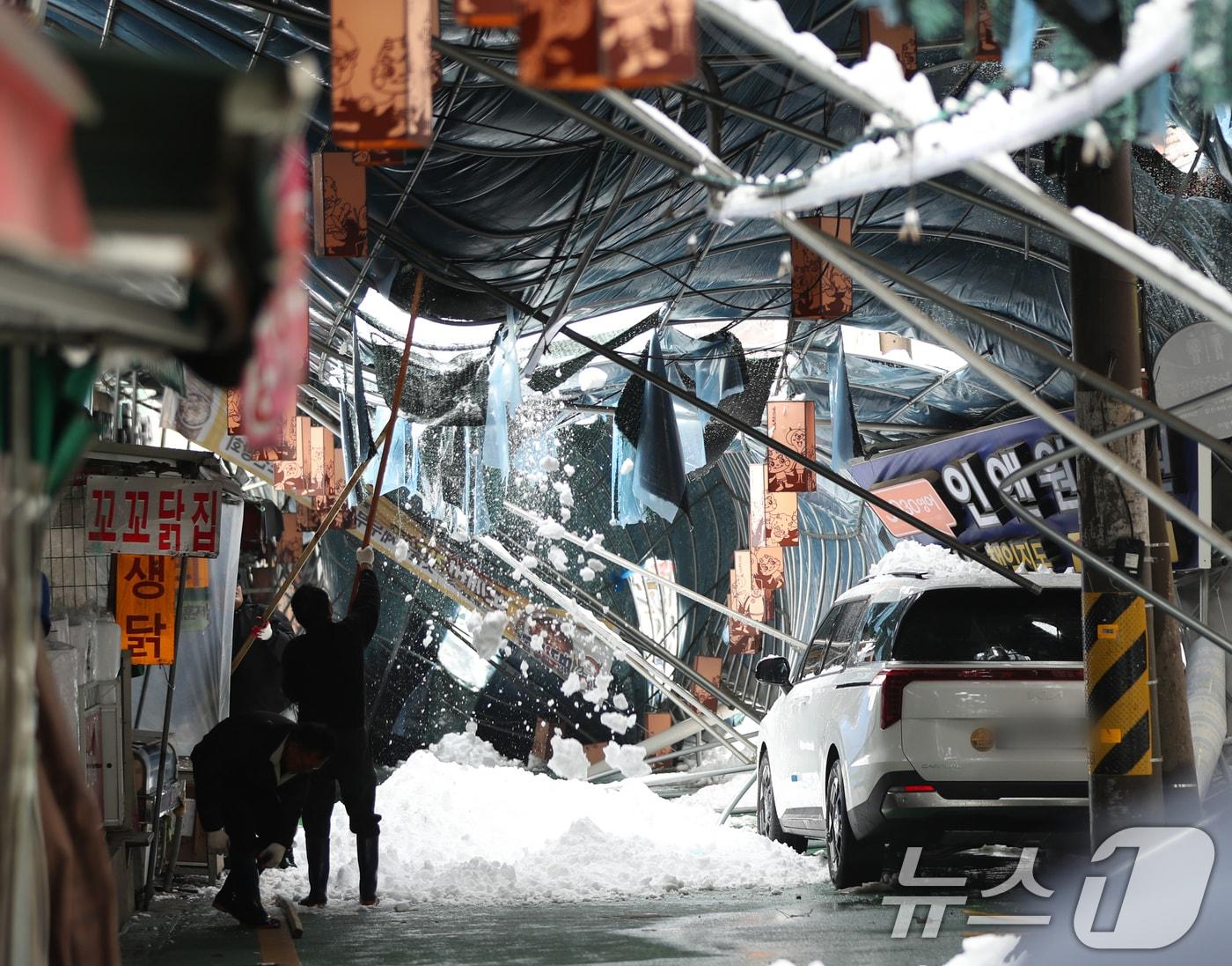본문 이미지 - 서울을 비롯한 수도권에 기록적인 폭설이 쏟아진 28일 오전 경기 의왕시 삼동 의왕도깨비시장 지붕이 무너져 관계자들이 복구 작업을 하고 있다. 2024.11.28/뉴스1 ⓒ News1 김영운 기자
