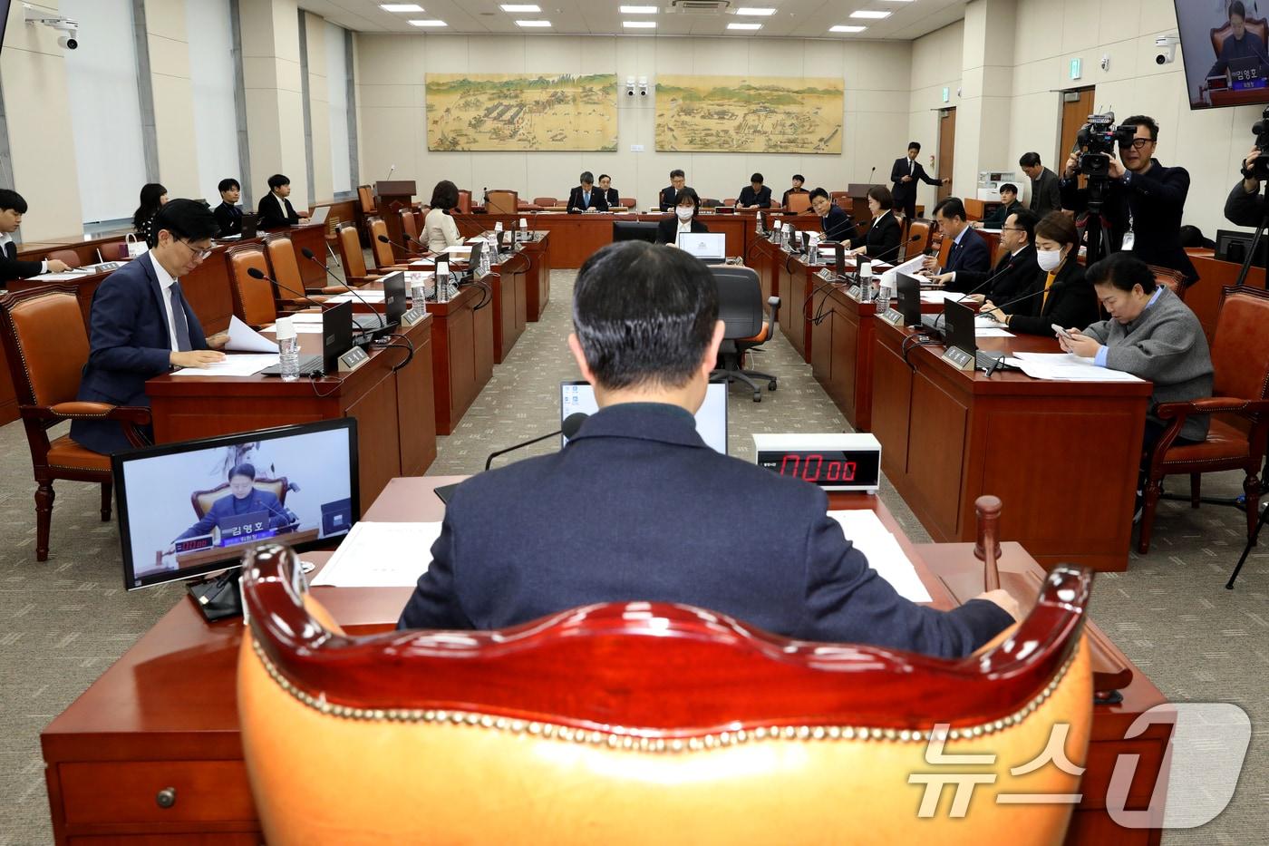 본문 이미지 - 김영호 국회 교육위원장이 28일 오전 서울 여의도 국회에서 열린 교육위원회 전체회의에서 의사봉을 두드리고 있다.. 2024.11.28/뉴스1 ⓒ News1 이광호 기자