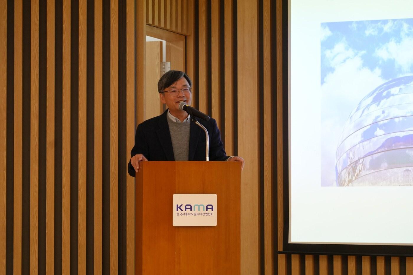 조철 산업연구원(KIET) 선임 연구원이 28일 서울 서초동 자동차회관에서 자동차모빌리티산업연합회(KAIA)가 주최한 포럼에 참석해 '트럼프 신정부 관련 자동차 통상정책 변화와 대응’'을 주제로 발표하고 있다(KAIA 제공). 2024.11.28.