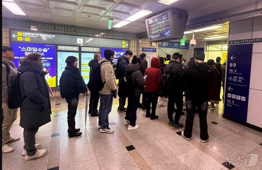 본문 이미지 - 시민들이 수원역에서 수인분당선을 타기 위해 대기하고 있다. (촬영자 정진욱) / 뉴스1
