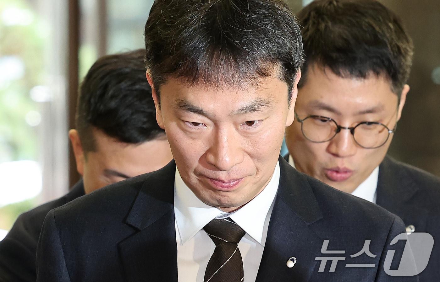 본문 이미지 - 이복현 금융감독원장이 28일 서울 중구 명동 은행회관 뱅커스클럽에서 열린 은행지주 이사회 의장들과의 간담회에 참석하며 취재진의 질문을 받고 있다. . 2024.11.28/뉴스1 ⓒ News1 김성진 기자