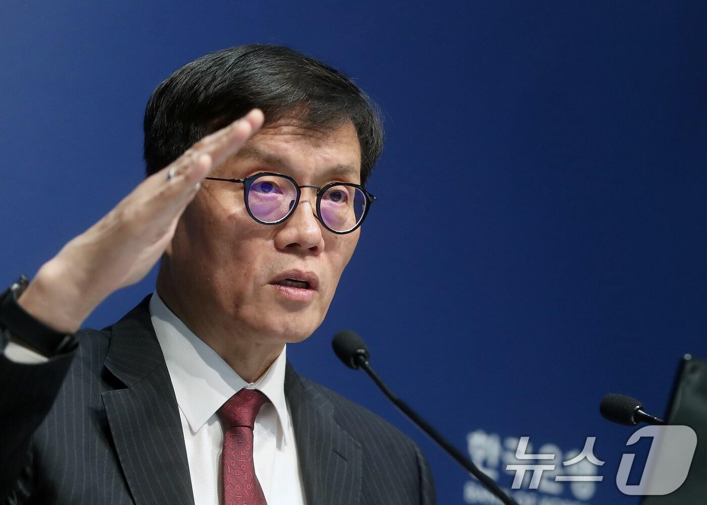 이창용 한국은행 총재가 28일 서울 중구 한국은행에서 열린 통화정책방향 기자간담회에서 발언하고 있다. 한국은행은 이날 개최된 금융통화위원회(금통위)에서 기준금리를 연 3%로 0.25%포인트(p) 인하하고 내년도 경제성장률 전망치를 지난 8월 발표(2.1%)보다 0.2%포인트 내린 1.9%로 전망한다고 밝혔다. 기준금리 연속 인하는 무려 15년 만에 처음 있는 일이다. 2024.11.28/뉴스1 ⓒ News1 오대일 기자