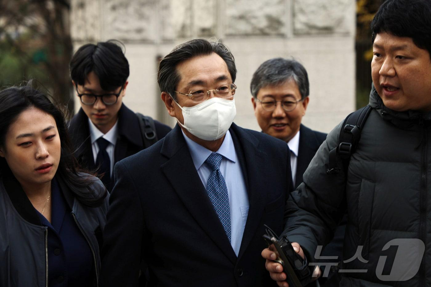 본문 이미지 - 국책사업을 총괄하면서 수십억 원 상당의 공사비를 가로챈 혐의(특정범죄가중처벌등에관한법률위반 사기)로 법정에 선 이장호 군산대 총장이 첫 공판이 전주지법 군산지원 제1형사부(부장판사 정성민) 심리로 열렸다.2024.11.28/뉴스1