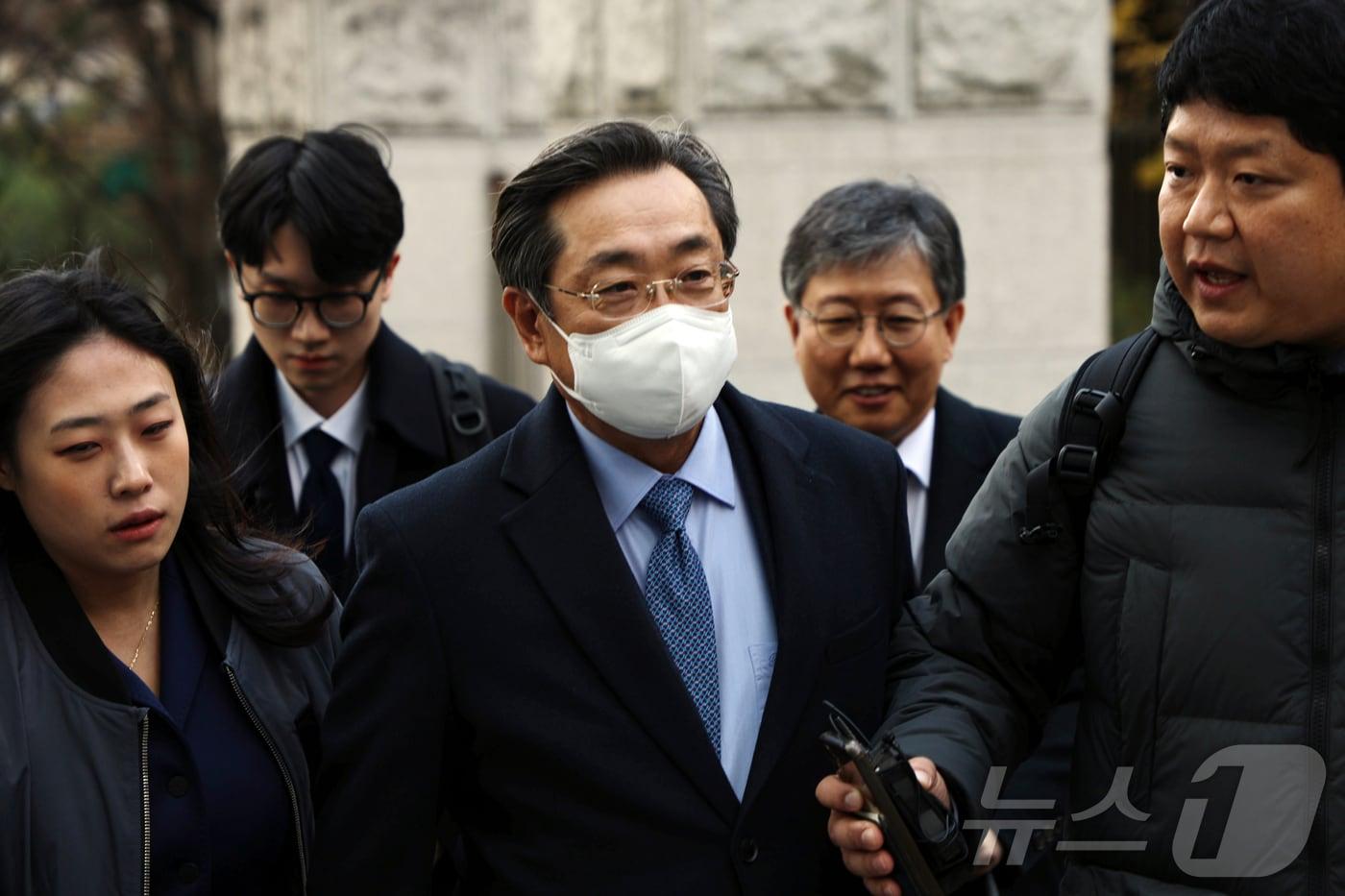 본문 이미지 - 국책사업을 총괄하면서 수십억 원 상당의 공사비를 가로챈 혐의(특정범죄가중처벌등에관한법률위반 사기)를 받는 이장호 군산대 총장이 28일 전주지법 군산지원 제1형사부(부장판사 정성민) 심리로 열린 첫 공판에 출석하고 있다. 2024.11.28 ⓒ 뉴스1 강교현 기자