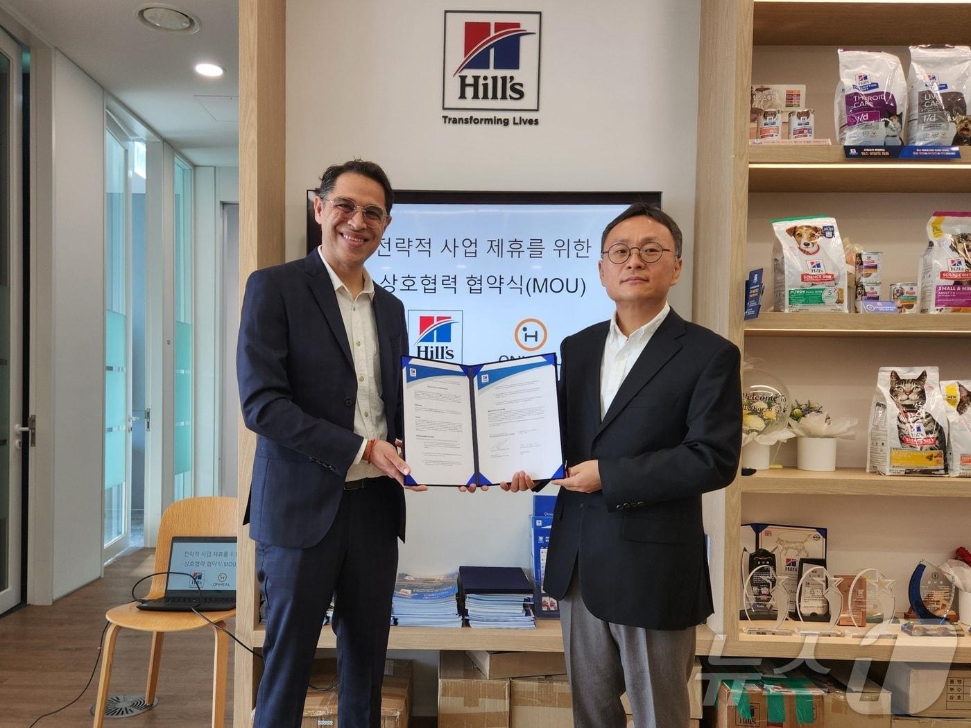 본문 이미지 - 온힐 유정우 대표(오른쪽)는 28일 서울 여의도 힐스코리아 본사에서 로힛 카푸어 힐스펫뉴트리션코리아 대표와 업무 협약 체결식을 가졌다. ⓒ 뉴스1 한송아 기자