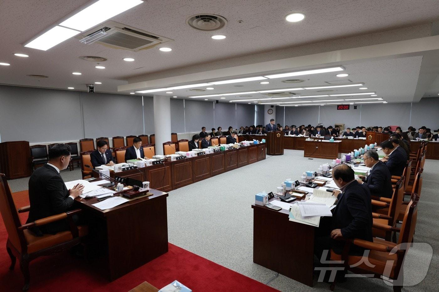 전남도의회 예결특위가 전남도와 전남교육청의 내년도 예산안을 심의하고 있다.(전남도의회 제공)/뉴스1 