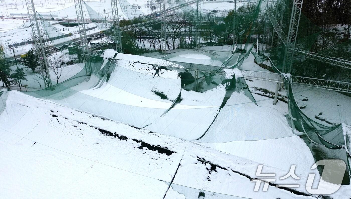 서울을 비롯한 수도권에 기록적인 폭설이 쏟아진 지난 27일 오후 경기 평택시 도일동의 한 골프연습장 철제 그물이 폭설로 무너져 제설 작업 중이던 골프연습장 직원이 깔리는 사고가 발생했다. 이 사고로 골프연습장 직원 A 씨(30대)와 B 씨(50)를 구조했지만 A 씨는 심정지 상태로 병원으로 옮겨졌으며, B 씨는 크게 다치지 않은 것으로 알려졌다. 사진은 28일 오전 붕괴된 골프연습장의 모습. (인천일보 제공) 2024.11.28/뉴스1 ⓒ News1 김영운 기자