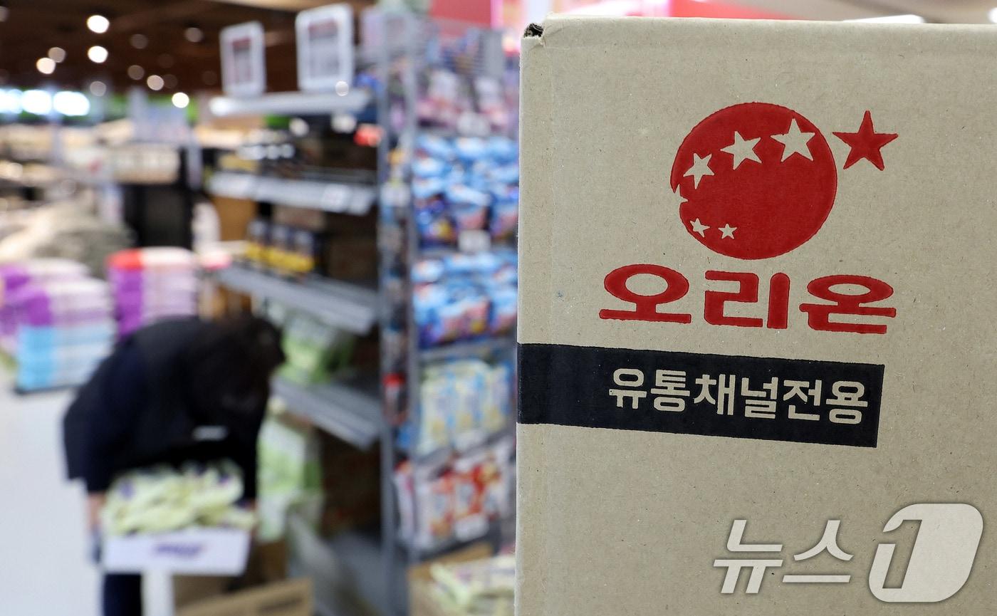 28일 서울의 한 대형마트에 오리온 제품 과자박스가 놓여 있다.  2024.11.28/뉴스1 ⓒ News1 박지혜 기자