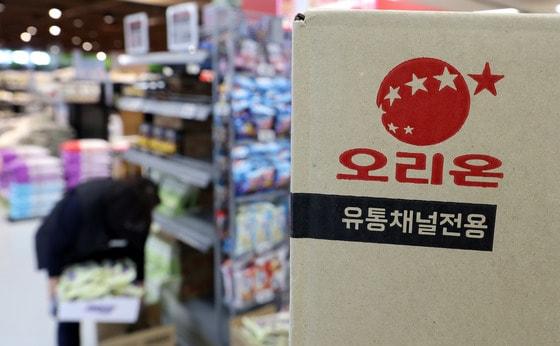 본문 이미지 - 서울의 한 대형마트에 오리온 제품 과자박스가 놓여 있다.  2024.11.28/뉴스1 ⓒ News1 박지혜 기자
