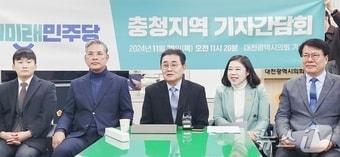 본문 이미지 - 전병헌 새미래민주당 대표(가운데)를 비롯한 당 지도부가 28일 대전시의회 기자실에서 충청지역 기자간담회를 열고 제2의 DJP 연합정권 플랜을 제시하고 있다./뉴스1 ⓒ News1 김경훈 기자