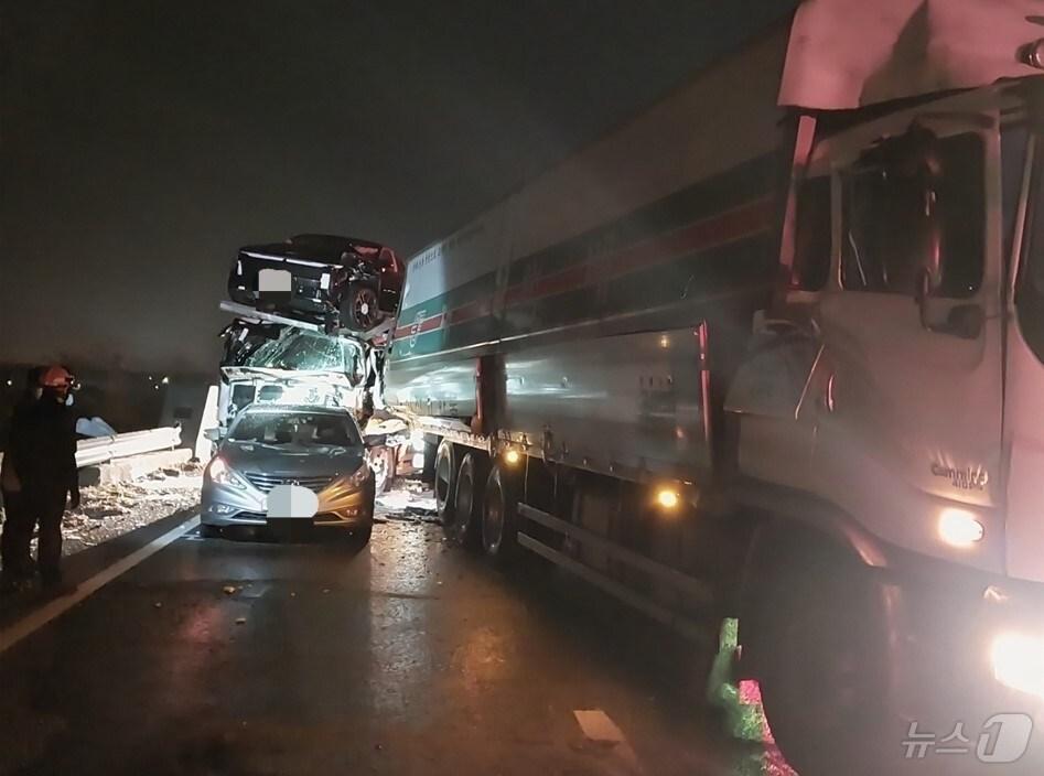 본문 이미지 - 28일 오전 4시59분쯤 경북 예천군 예천읍 왕신리 34번 국도 신대왕교 위에서 사료운반 차량이 반대차선으로 넘어가 넘어지자 마주오던 차량 5대가 잇따라 추돌했다.&#40;경북소방본부 제공&#41;2024.11.28/뉴스1