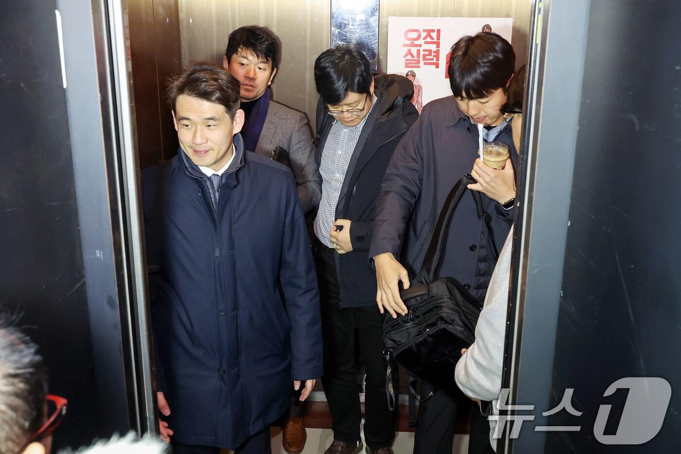 '명태균 공천개입' 의혹을 수사 중인 창원지방검찰청 수사관들이 28일 오후 서울 영등포구 여의도 국민의힘 당사를 압수수색하기 위해 사무실로 향하고 있다. 2024.11.28/뉴스1 ⓒ News1 민경석 기자