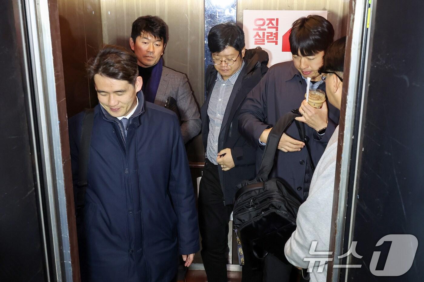 본문 이미지 - '명태균 공천개입' 의혹을 수사 중인 창원지방검찰청 수사관들이 28일 오후 서울 영등포구 여의도 국민의힘 당사를 압수수색하기 위해 사무실로 향하고 있다. 2024.11.28/뉴스1 ⓒ News1 민경석 기자