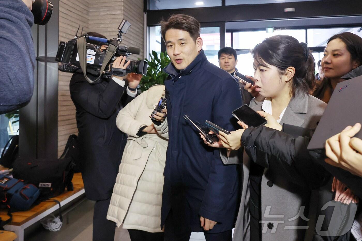 '명태균 공천개입' 의혹을 수사 중인 창원지방검찰청 수사관들이 28일 오후 서울 영등포구 여의도 국민의힘 당사를 압수수색하기 위해 사무실로 향하고 있다. 2024.11.28/뉴스1 ⓒ News1 민경석 기자