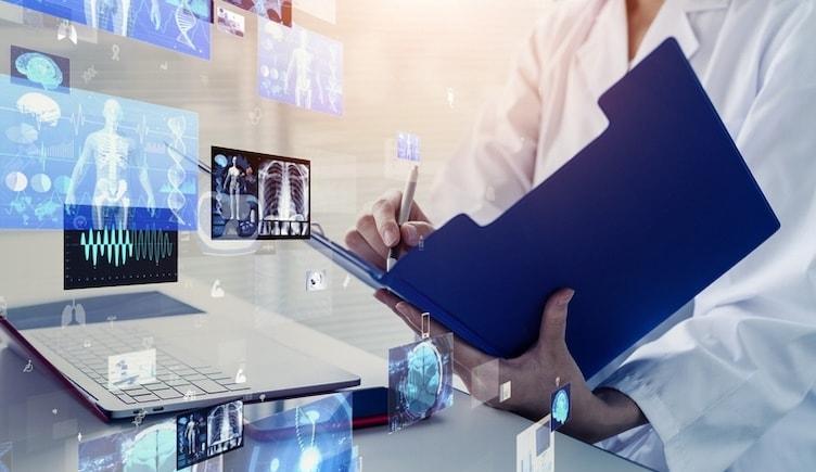 본문 이미지 - 의료진의 과중한 업무를 덜어줄 &#39;인공지능 필기자&#40;AI Medical Scribe&#41;&#39;의 도입이 의료계에 점점 늘어나고 있는 추세다. 2024.11.27/&lt;출처: Health Tech World 홈페이지&gt;