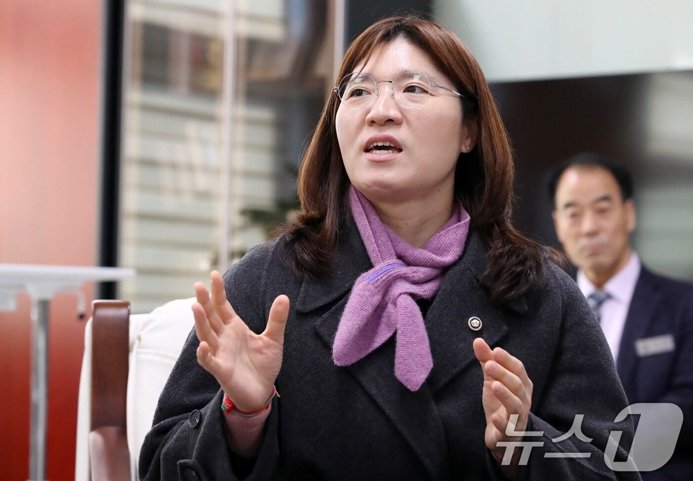 장미란 문화체육관광부 제2차관(가운데)이 28일 오전 경북 경산시 경북체육중·고교를 찾아 교육계와 체육계 관계자들이 참여하는 현장 간담회에서 발언하고 있다. 2024.11.28/뉴스1 ⓒ News1 공정식 기자