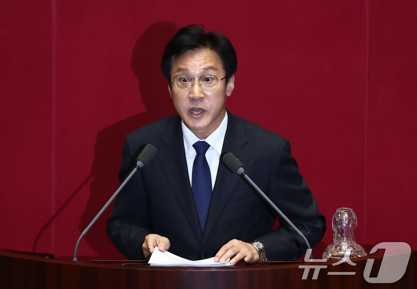 신영대 더불어민주당 의원이 28일 오후 서울 여의도 국회에서 열린 제418회국회(정기회) 제13차 본회의에서 체포동의안과 관련한 신상 발언을 하고 있다. 2024.11.28/뉴스1 ⓒ News1 김민지 기자