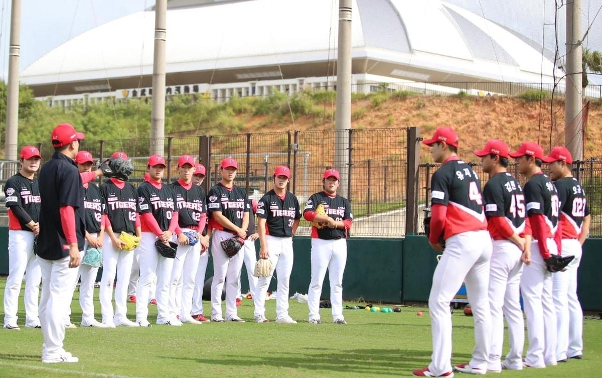 본문 이미지 - KIA 타이거즈가 일본 오키나와 마무리 훈련 후 항공편 결항으로 귀국이 미뤄졌다. &#40;KIA 제공&#41;