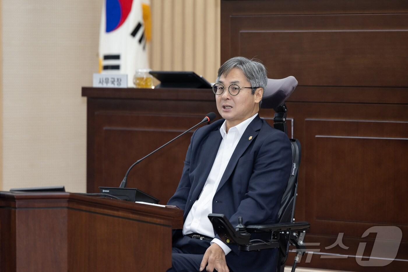 28일 열린 익산시의회 제266회 정례회 2차 본회의에서 발언하는 신용 의원(익산시의회 제공) 2024.11.28/뉴스1