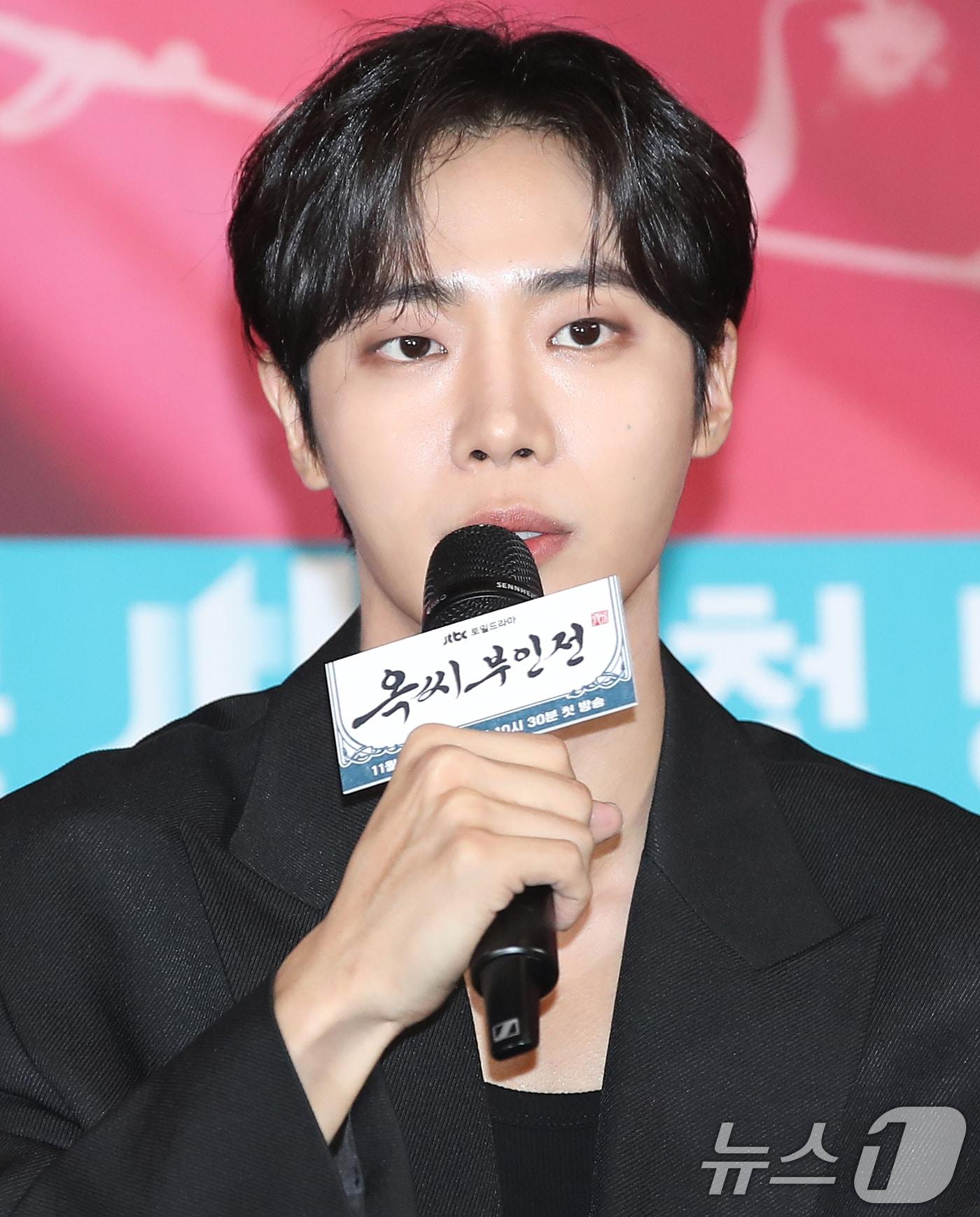 본문 이미지 - 배우 추영우가 28일 서울 구로구 라마다 신도림에서 열린 JTBC 새 토일드라마 ‘옥씨부인전’(극본 박지숙/연출 진혁) 제작발표회에 참석해 인사말을 하고 있다. ‘옥씨부인전’은 이름도, 신분도, 남편도 모든 것이 가짜였던 외지부 옥태영(임지연 분)과 그녀를 지키기 위해 목숨까지 걸었던 예인 천승휘(추영우 분)의 치열한 생존 사기극을 그린 드라마이다. 2024.11.28/뉴스1 ⓒ News1 권현진 기자