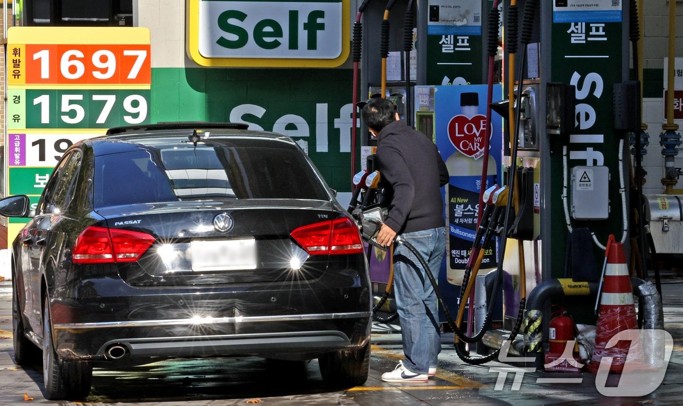 본문 이미지 - 지난달 28일 서울의 한 주유소를 찾은 시민이 차량에 기름을 넣고 있다. 최상목 경제부총리 겸 기획재정부 장관은 올해 종료 예정이던 유류세 인하 조치를 내년 2월 말까지 추가 연장할 예정이라고 밝혔다. 2024.11.28/뉴스1 ⓒ News1 장수영 기자
