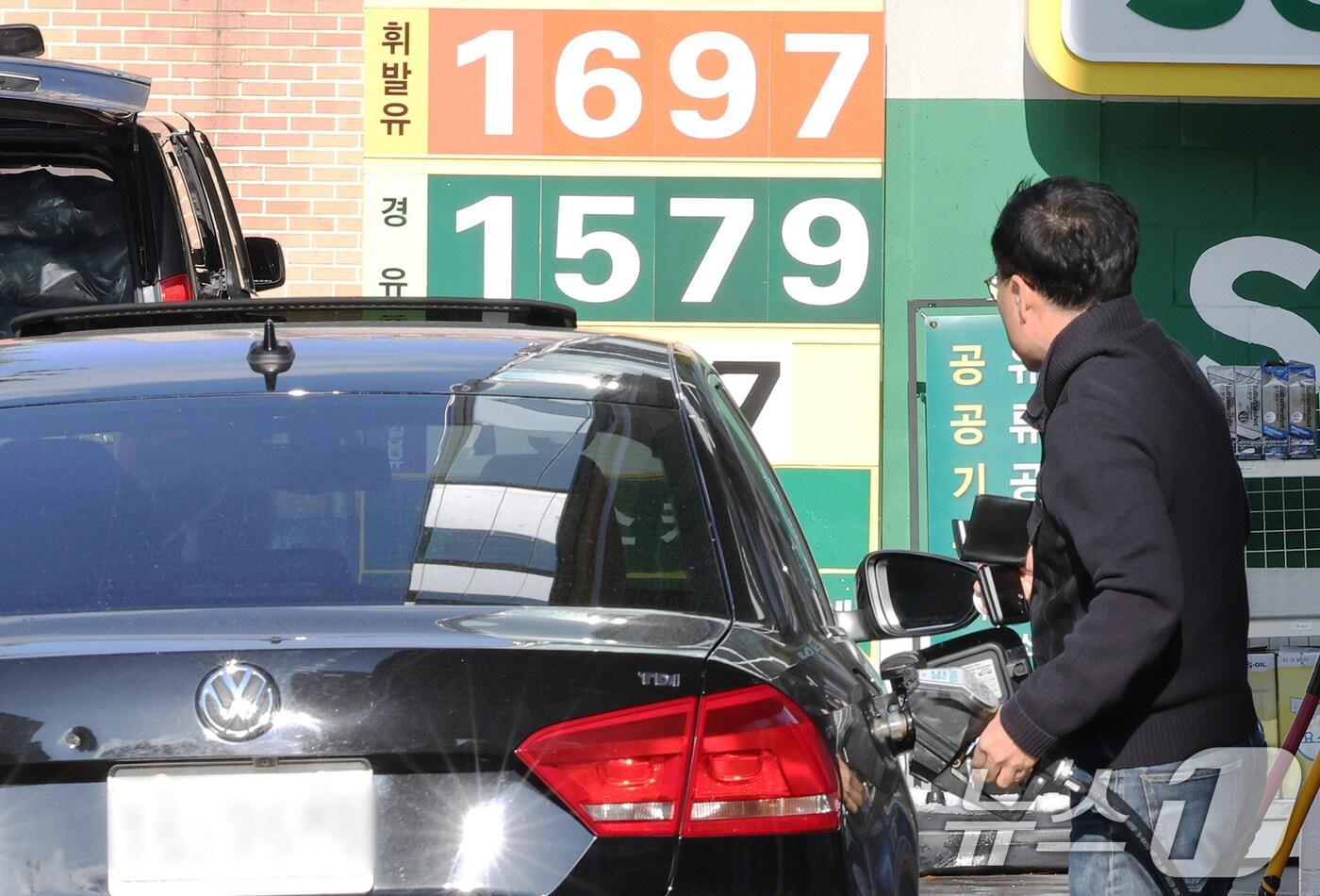 본문 이미지 - 28일 서울의 한 주유소를 찾은 시민이 차량에 기름을 넣고 있다. 최상목 경제부총리 겸 기획재정부 장관은 올해 종료 예정이던 유류세 인하 조치를 내년 2월 말까지 추가 연장할 예정이라고 밝혔다. 2024.11.28/뉴스1 ⓒ News1 장수영 기자