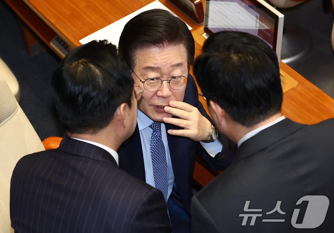 본문 이미지 - 이재명 더불어민주당 대표가 28일 오후 서울 여의도 국회에서 열린 제418회국회(정기회) 제13차 본회의에서 박찬대 원내대표, 박성준 원내수석부대표 등과 대화하고 있다. 2024.11.28/뉴스1 ⓒ News1 김민지 기자