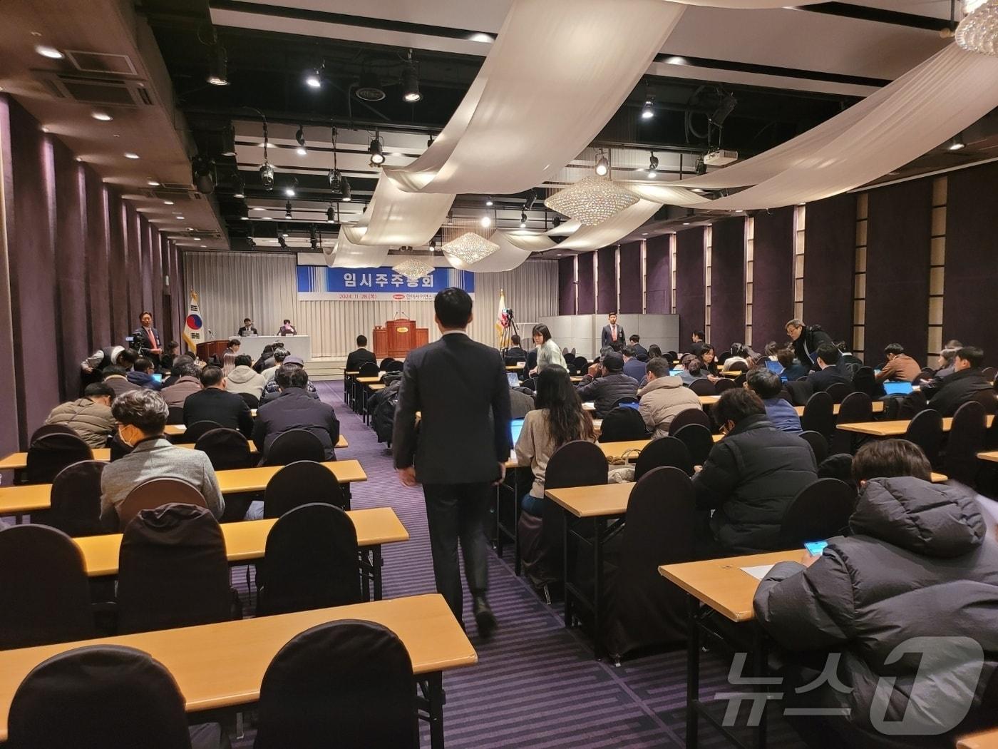 본문 이미지 - 한미사이언스 관계자가 임시 주주총회장에서 걸어가고 있다. 2024. 11. 28/뉴스1 황진중 기자