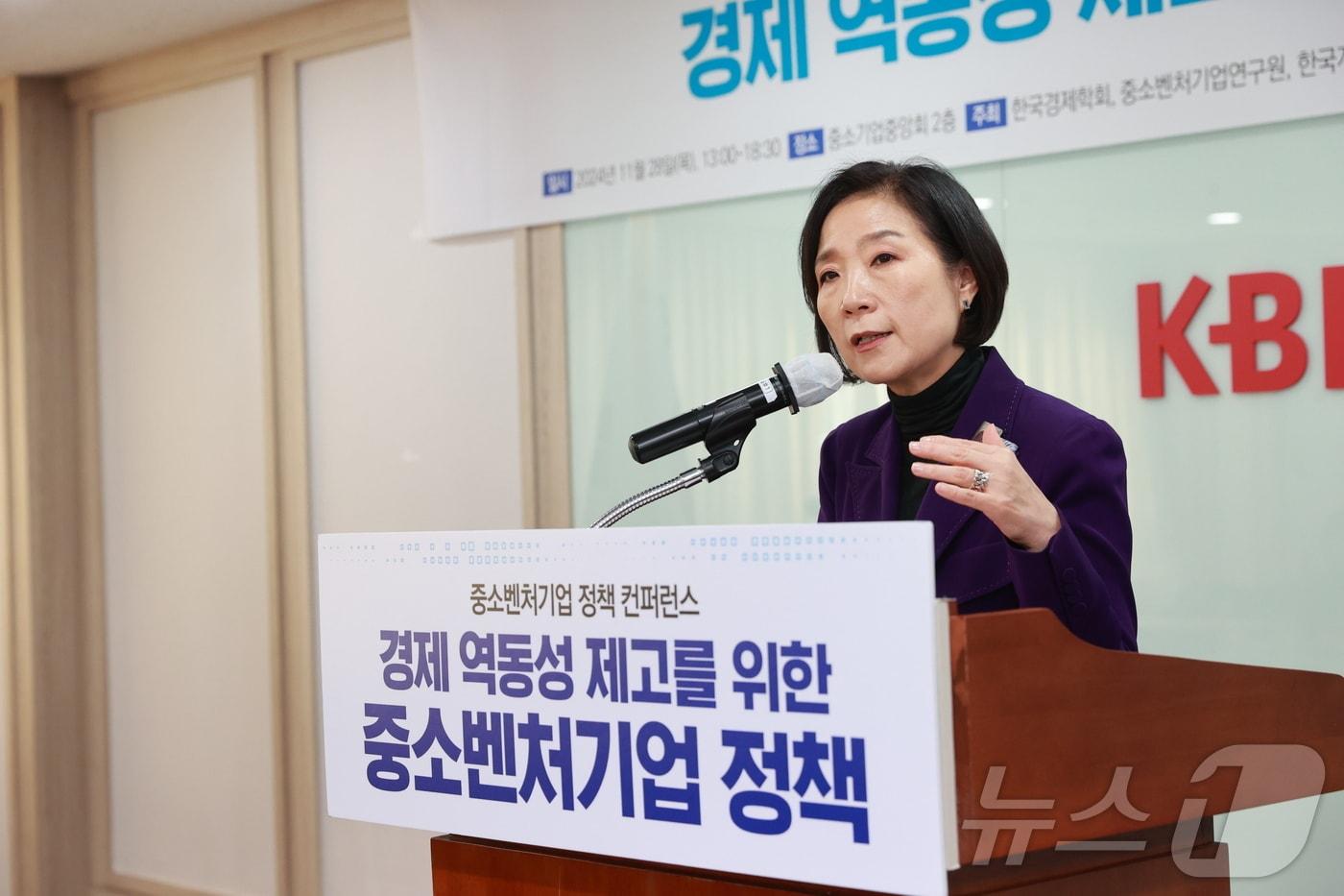 오영주 중소벤처기업부 장관이 28일 서울 여의도 중소기업중앙회에서 열린 '중소벤처기업 정책 컨퍼런스'에서 축사를 하고 있다. (중소벤처기업부 제공)