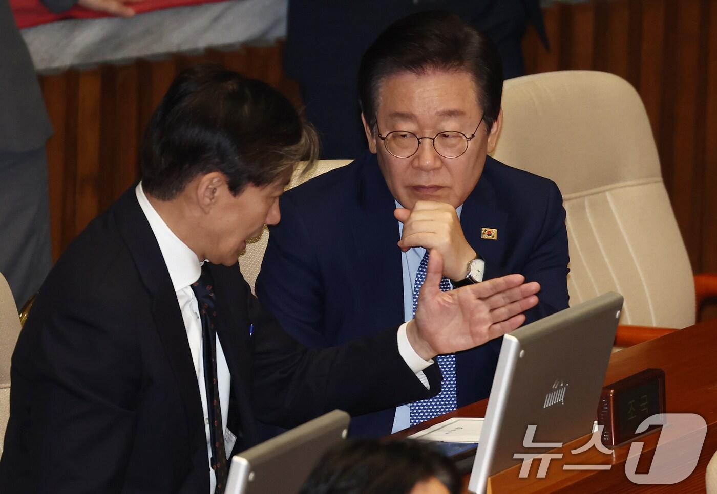 이재명 더불어민주당 대표가 28일 오후 서울 여의도 국회에서 열린 제418회국회(정기회) 제13차 본회의에서 조국 조국혁신당 대표와 대화하고 있다. 2024.11.28/뉴스1 ⓒ News1 김민지 기자